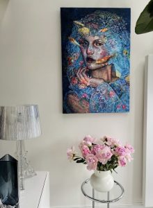 Twee grote werken die afgelopen week via Catawiki een perfecte eigenaar vonden, dit heb ik terug gekregen als feedback🙏;
Enorm blij met dit schitterende veelomvattende schilderij. Een beauty! Ik ben volledig in de ban .. Han😘
Bijna een week is ze nu bij mij. Vult ze mijn kamer met serene liefdevolle energie. Geeft ze mij rust. Geniet ik van haar schoonheid. Wat ben ik dankbaar dat mijn zus Hanneke dit práchtige adembenemende schilderij creëerde én dat ze nu bij míj mag hangen! 🙏♥️🌟