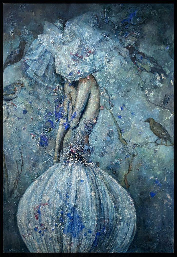 Het schilderij Blue Dawn, net voltooid met metallic en parelmoerverf, ademt de sfeer van het vroege voorjaar. De frisse tinten en het subtiele spel van licht geven het werk een sprankelende, bijna etherische uitstraling.

Dit werk is te zien bij Galerie Hoeve Rijlaarsdam tijdens de expositie Gerard Huysman en Vrienden.